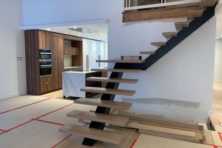 Rénovation majeure d'un escalier par Idea construction, installation en cours