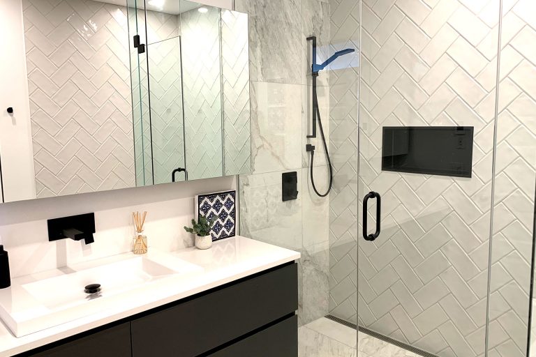 Rénovation de la salle de bain avec céramique et douche italienne par Idea construction