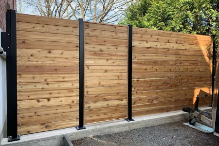 Installation d'une clôture en bois et métal par Idea construction